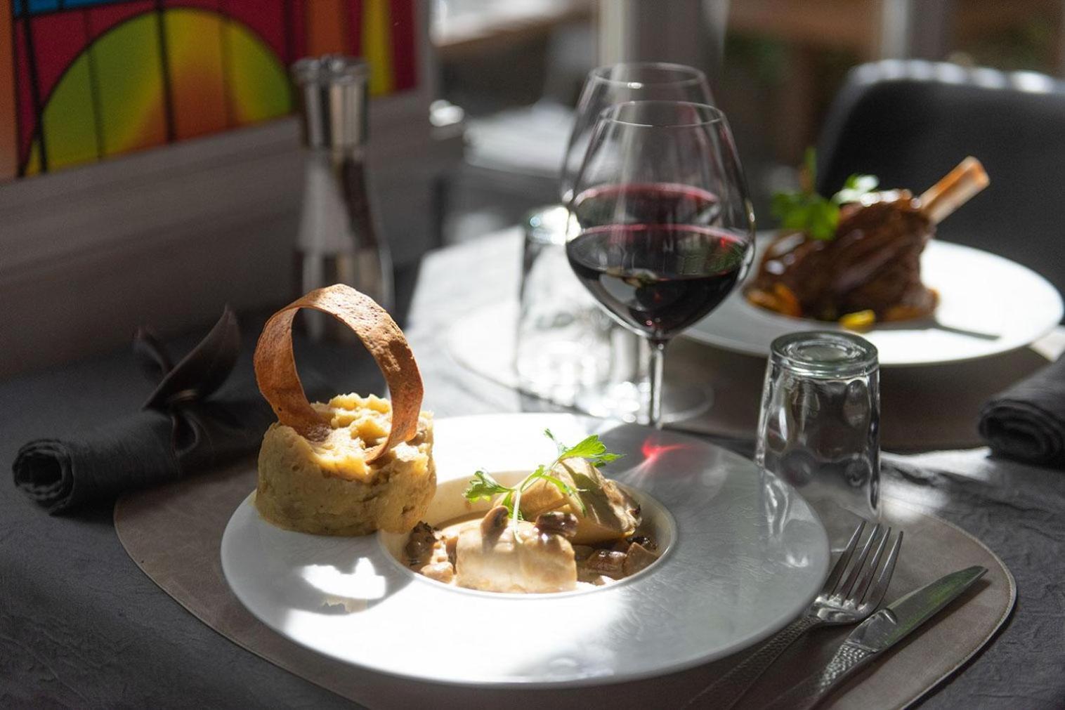 Logis - Hostellerie & Restaurant Du Marche Le Cateau-Cambresis Экстерьер фото